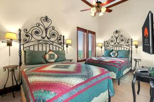 约翰逊城Arc de Texas -Joan of Arc Suite的一间卧室配有两张床和吊扇