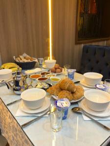 舍夫沙万Hotel Dar Annasr的一张长桌,上面放着食物板