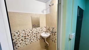 巴拉特布尔Paris Guest House Airport的一间带水槽和镜子的浴室