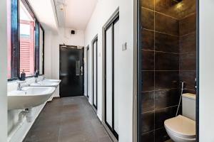 新加坡Rucksack Inn @ Temple St的一间带两个盥洗盆和卫生间的浴室