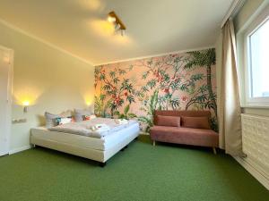 格洛米茨WannerHus Hotel的一间带床和沙发的小卧室