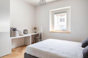 乌迪内Residence Moretti Piano Terra的白色的卧室设有床和窗户