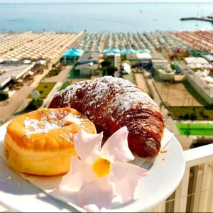 米兰马瑞提那B&B Via Mare的阳台上的一块盘子上放着两个甜甜圈