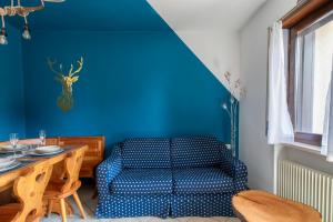 加廖Sacello Home - Gallio的蓝色的客房配有椅子和桌子