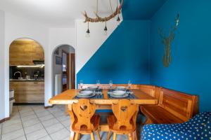 加廖Sacello Home - Gallio的一间带木桌和椅子的用餐室
