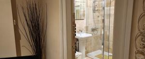 达特茅斯安扎克街B +小酒馆住宿加早餐旅馆的浴室配有卫生间、盥洗盆和淋浴。