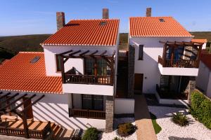 阿里法纳海滩Falésias da Arrifana的享有橙色屋顶房屋的空中景致