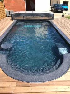 VeslyVilla Katharos avec SPA et piscine的一个带木甲板的大型水池