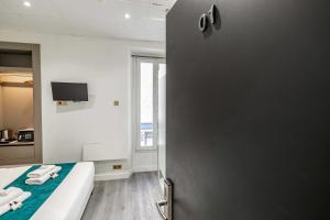 戛纳Résidence moderne et Cosy - Plage de Cannes的一间设有床铺和毛巾的房间