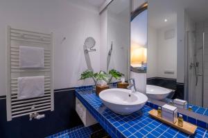 赖因斯贝格Precise Resort Hafendorf Rheinsberg的一间带两个盥洗盆和大镜子的浴室