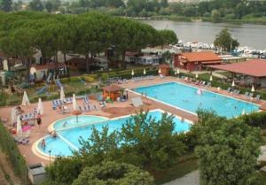 阿梅利亚Chalet Camping River Italië met 2 slaapkamers的享有度假村内大型游泳池的顶部景致