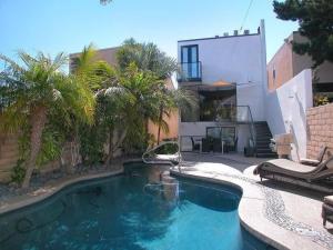 圣地亚哥Stunning View Mission Bay Luxury Home Private Pool的棕榈树屋前的游泳池