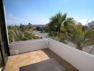 圣地亚哥Stunning View Mission Bay Luxury Home Private Pool的阳台享有街道和棕榈树的景致。