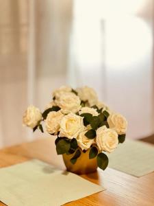 科纳克里Dubaï to Conakry KIPE的一张桌子上满是白玫瑰的花瓶