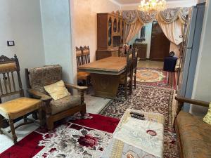 伊斯梅利亚Elnoras city ismailia的客厅设有餐桌和椅子