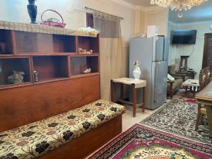伊斯梅利亚Elnoras city ismailia的一间带床和冰箱的客厅