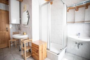 多内尔斯巴赫瓦尔德赛特勒公寓酒店 的一间带两个盥洗盆和淋浴的浴室