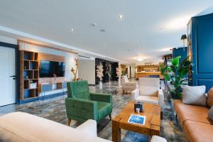 特拉布宗Berlin Suite Hotel Trabzon的带沙发和椅子的客厅