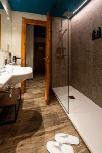 阿林萨尔Ushuaia, The Mountain Hotel的一间带两个水槽和玻璃淋浴间的浴室