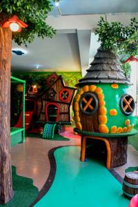 圣洛伦索法泽达维斯塔阿莱格里酒店的一间设有游戏室和游戏室的房间