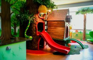 圣洛伦索法泽达维斯塔阿莱格里酒店的一个带滑梯和游戏房的游乐场