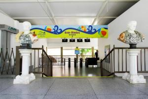 卡达斯诺瓦斯Spazzio Diroma Com acesso gratuito ao Acqua Park - R的走廊上两座带标志的柱子