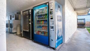 尤里卡Motel 6-Eureka, CA Redwood Coast的装满许多苏打水瓶的自动售货机