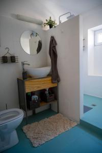 MartinovoГагинската къща的一间带水槽和卫生间的浴室