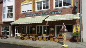 普劳西Ferienwohnungen Altstadt的外面设有一家餐厅和咖啡厅,提供冰淇淋
