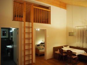 GaisBallmoos Ferienwohnung的带高架床和卧室的客房