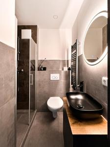 锡根Si-View Doppelzimmer mit Balkon Zimmer 1的一间带黑色水槽和卫生间的浴室