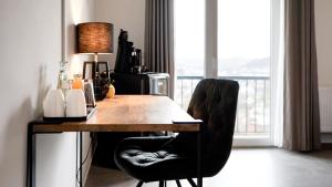 锡根Si-View Doppelzimmer mit Balkon Zimmer 1的一张桌子,里面配有台灯和两把椅子
