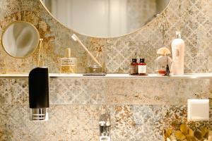 巴德伊舍Boutiquehotel Hubertushof的浴室设有水槽和墙上的镜子