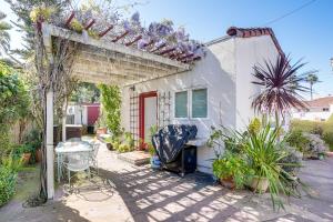 圣克鲁兹Charming Santa Cruz Studio with Private Hot Tub的白色房子,有凉棚和一些植物