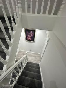伦敦London Waterloo 10mins away的画中的人的照片的楼梯