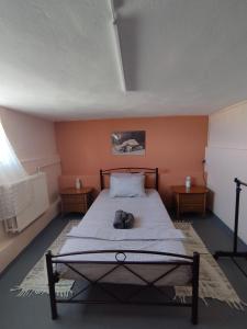 卡罗维西Laki's House的一张床位,房间设有两个床头柜和一张四柱床