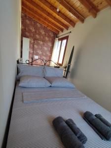 卡罗维西Laki's House的一间卧室配有一张带两个枕头的床