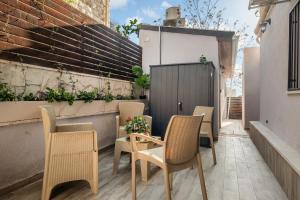 耶路撒冷city center apartment的庭院配有椅子和桌子,种植了植物