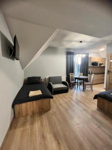 克鲁斯兹考采Apartamenty Na Rozstaju的一间卧室设有一张床和一间客厅。