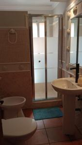 圣玛丽亚港El amanecer的带淋浴、盥洗盆和卫生间的浴室