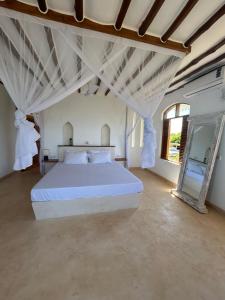基利菲Sea view house的卧室配有一张白色大床和镜子