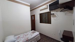 UbaranaHOTEL TABARANA的小房间设有床和窗户