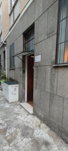 罗马Loft 18A Roma - Casa con ingresso indipendente的建筑的一侧有门