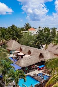 科苏梅尔Maia Suites Cozumel的享有带游泳池的度假村的空中景致