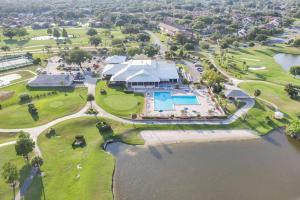 奥兰多3608 Orlando Vacational 1st floor的享有带游泳池的度假村的空中景致