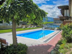皮森多夫Select Top 10 - by Alpen Apartments的一座游泳池,旁边是一座建筑物
