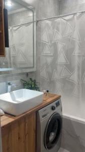 阿斯塔纳Нурсултан-сити的一间带水槽和洗衣机的浴室
