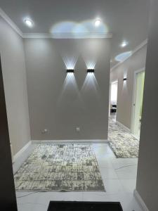 阿斯塔纳Нурсултан-сити的走廊上设有白色的墙壁和地毯