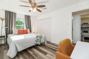 彭萨科拉Orange Crush的一间卧室配有一张床和吊扇