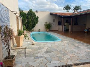 巴雷图斯Casa com piscina disponível pra festa do peão的一座房子后院的游泳池